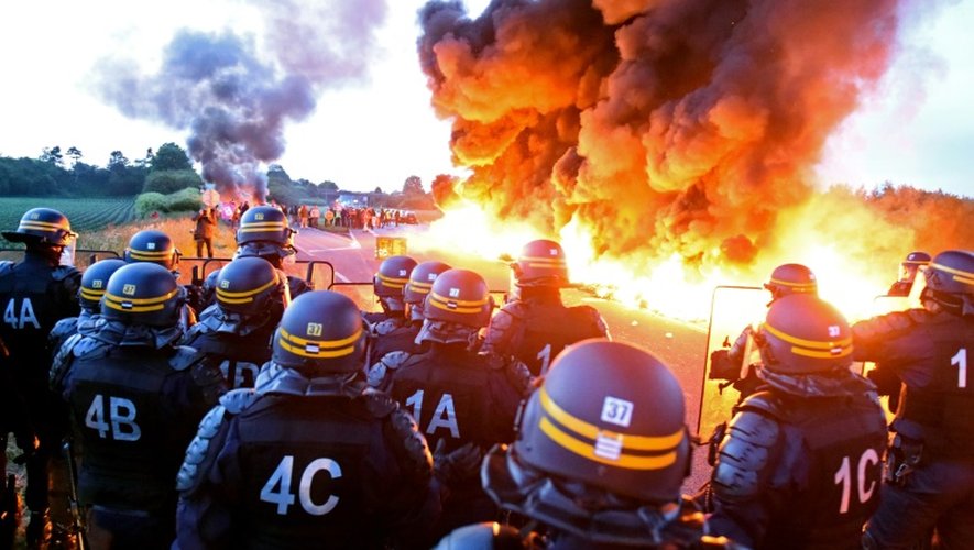 Des pneux incendiés entre les forces de l'ordre et des syndicalistes le 25 mai 2016 à Douchy-Les-Mines