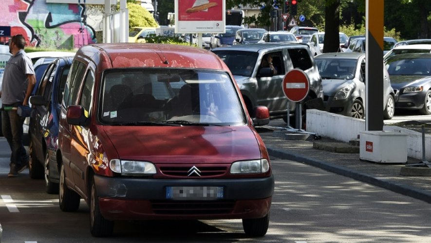 File d'attente d'automobilistes à une station-service le 25 mai 2016 à Rennes