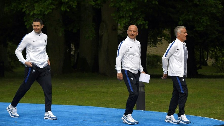 L'entraîneur des gardiens Franck Raviot, l'assistant Guy Stephan et le sélectionneur de l'équipe de France Didier Deschamps, le 24 mai 2016 à Clairefontaine