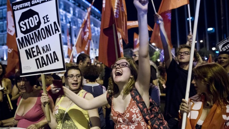 Des Grecs se réjouissent des résultats au référendum devant le Parlement à Athènes le 5 juillet 2015