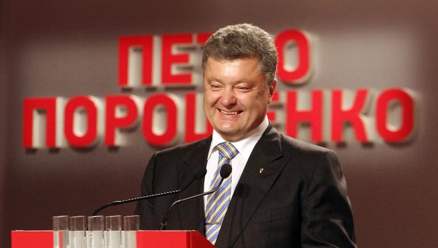 Le milliardaire pro-occidental Petro Porochenko, donné vainqueur de la présidentielle de dimanche en Ukraine, s'adresse à la presse le 25 mai 2014 à Kiev