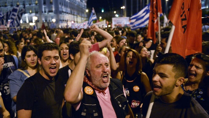 Des Grecs célèbrent la victoire du non au référendum le 5 juillet 2015 à Athènes