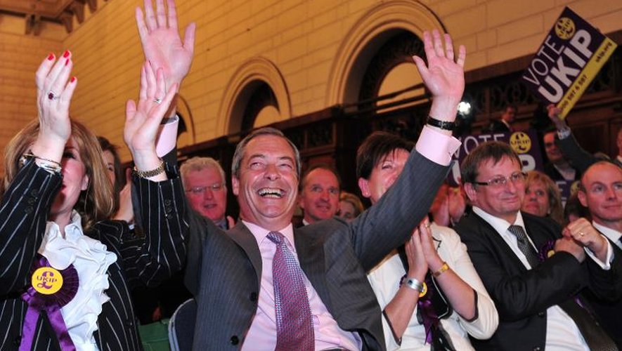 Le leader du parti europhobe, l'Ukip, Nigel Farage (2è g), entouré d'autres candidats de son parti, le 25 mai 2014, se félicite de son score, lors de l'annonce des résultats aux élections européennes, à Southampton, au sud de l'Anglet