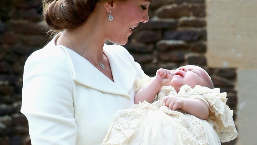 La duchesse de Cambridge portant sa fille, la Princesse Charlotte de Cambridge, en arrivant à l'église St. Mary Magdalene à Sandringham pour le baptème le 5 juillet 2015