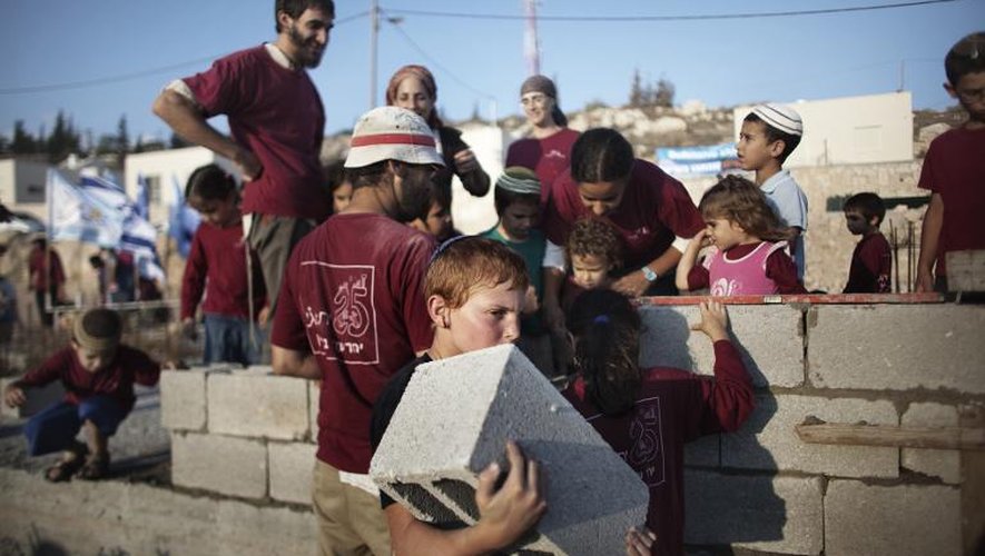 Des colons de Beit Hagai en Cisjordanie participent à la constrution de logements le 2 septembre 2010
