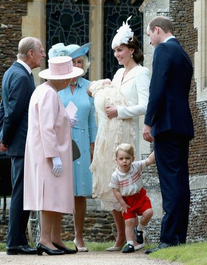 Le Prince George, entouré de ses parents, William et Kate tenant dans ses bras la princesse Charlotte, et ses grands-parents, la reine Elizabeth II et le Prince Philip, ainsi que Camilla, duchesse de Cornouailles, le 5 juillet 2015 à Sandringham
