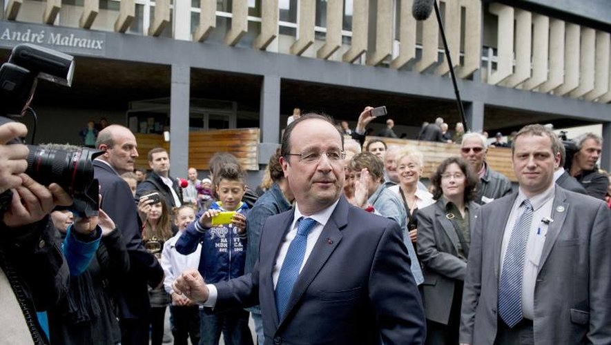 François Hollande à la sortie du bureau de vote le 25 mai 2014 à Tulle