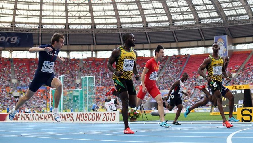 Christophe Lemaitre (g) dans sa demi-finale du 100 m des Mondiaux d'athlétisme le 11 août 2013 à Moscou