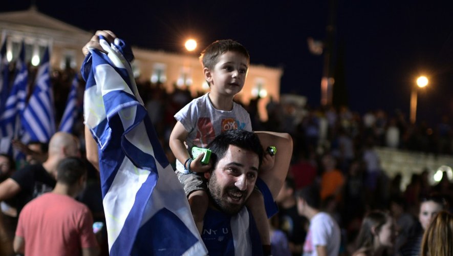 Des Grecs se rassemblent devant le Parlement à Athènes le 5 juillet pour fêter la victoire du non au référendum