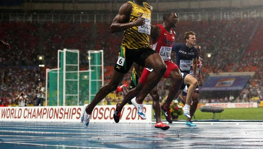 Le Jamaicain Usain Bolt (g) remporte la finale du 100 m des Mondiaux d'athlétisme le 11 août 2013 à Moscou