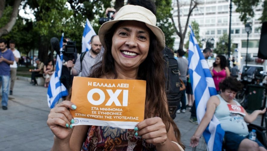 Une grecque brandit le "non" au référendum au square Klafthmonos à Athènes, le 5 juillet 2015