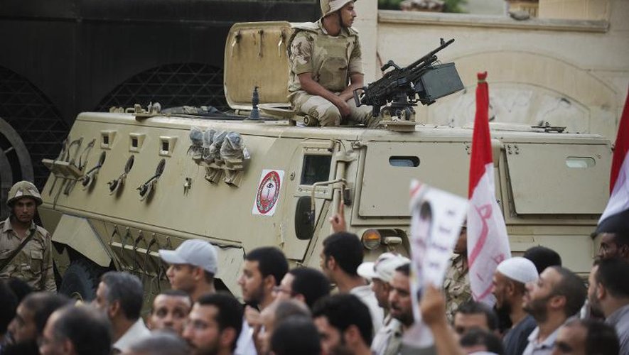 Des soldats égyptiens surveillent une manifestation des Frères musulmans au Caire le 11 août 2013