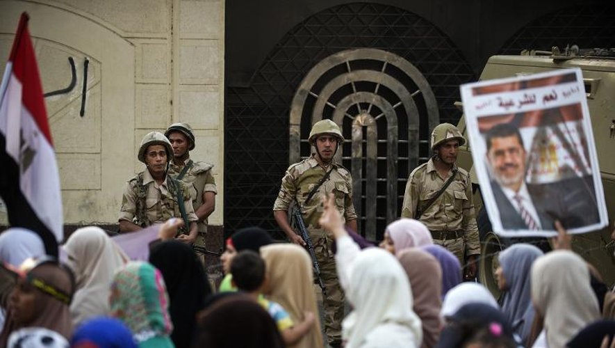 Des soldats égyptiens surveillent une manifestation pro-Morsi, au Caire le 11 août 2013