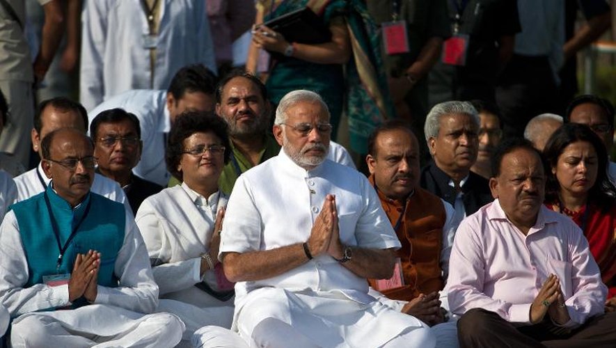 Le Premier ministre désigné Narendra Modi, le 26 mai 2014, au mémorial du héros de l'indépendance, le Mahatma Gandhi à New Delhi