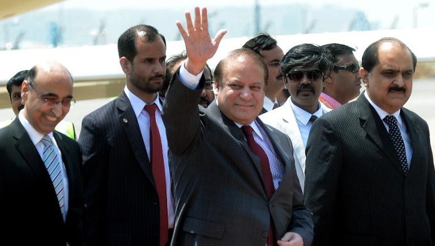 Le Premier ministre pakistanais Nawaz Sharif (c), le 26 mai 2014, à son arrivée à New Delhi pour l'investiture du nouveau Premier ministre indien, Narendra Modi