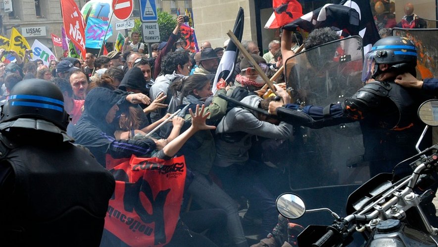 Heurts entre forces de l'ordre et manifestants contre la loi travail, le 26 mai 2016 à Bordeaux