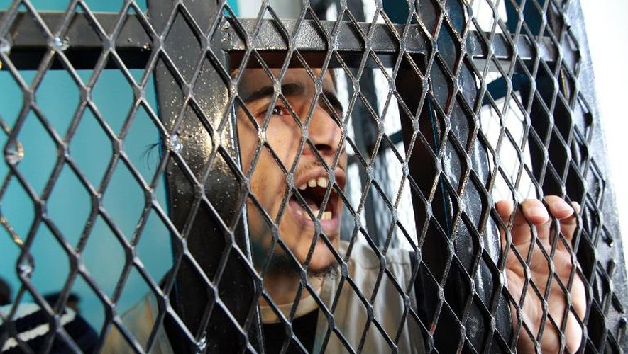 Un militant d'Al-Qaïda derrière les barreaux à Sanaa le 23 avril 2013