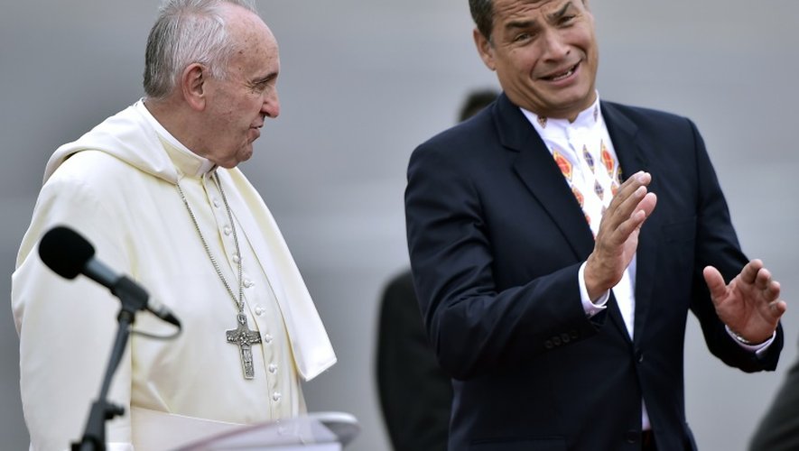 Le pape François écoute le président équatorien Rafael Correa à son arrivée à l'aéroport de Quito le 5 juillet 2015