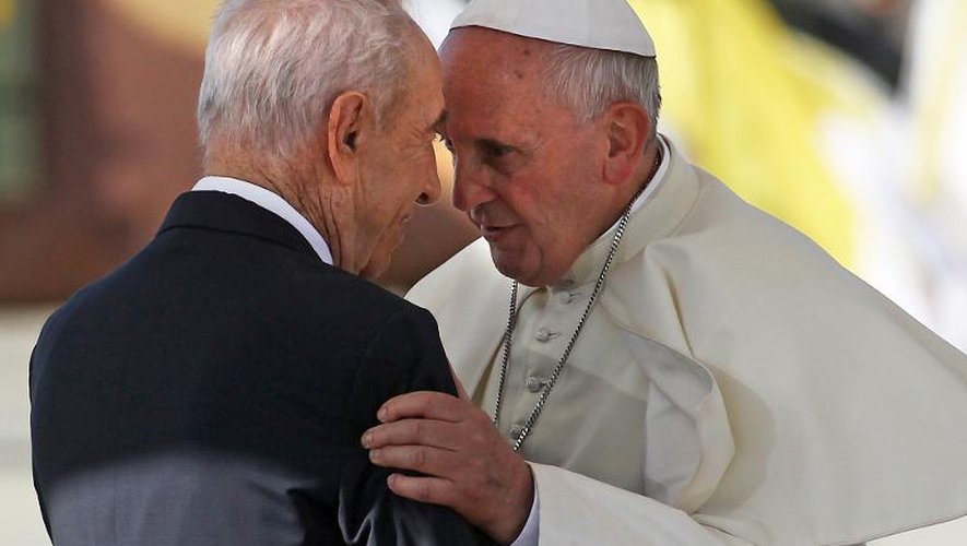 Le président israélien SHimon Peres (g) salue le pape François à son arrivée le 25 mai 2014 en Terre Sainte