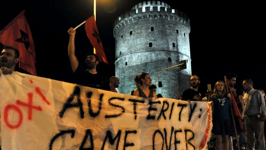 Des Grecs fête la victoire du non au référendum à Thessalonique le 5 juillet 2015