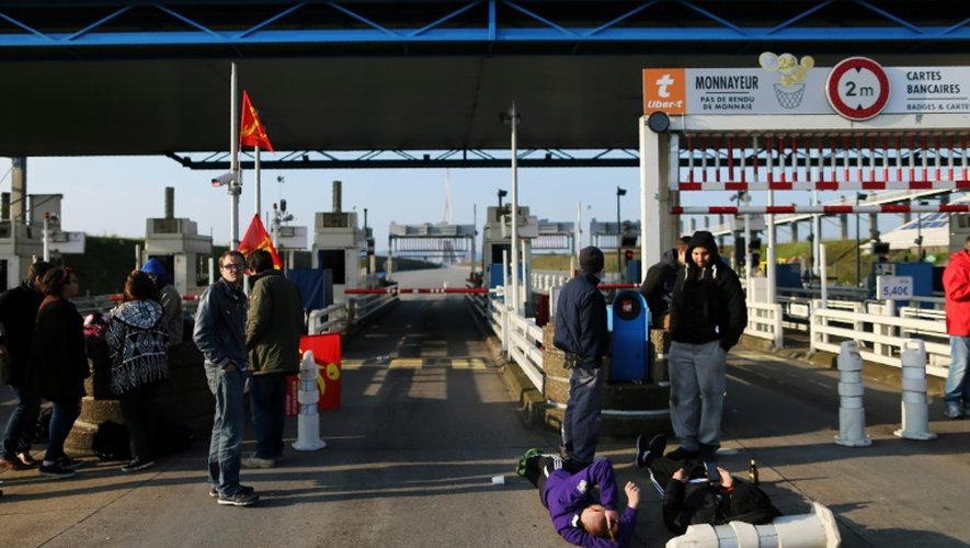 Des syndicalistes bloquent le péage du pont de Normandie au Havre le 26 mai 2016