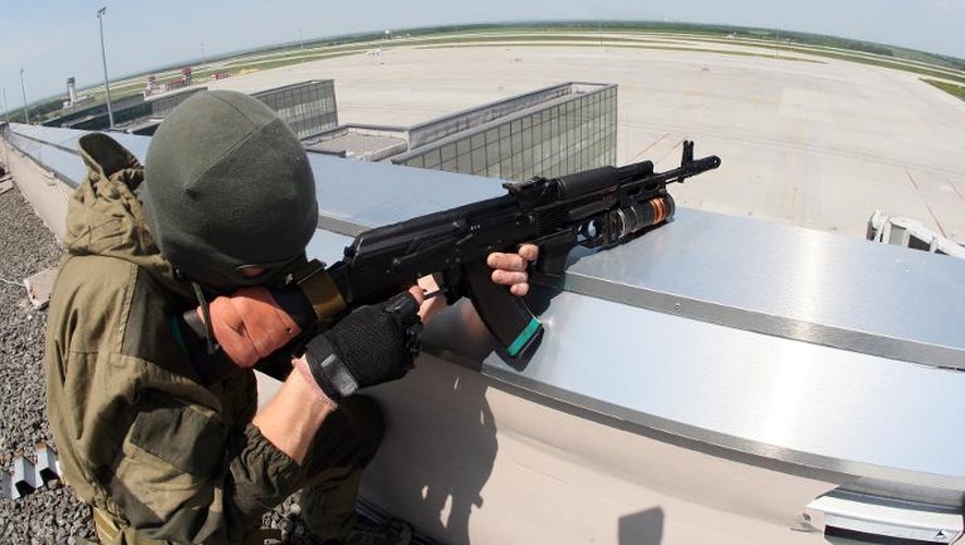 Un militant prorusse prend position sur le toit de l'aéroport de Donetsk, le 26 mai 2014