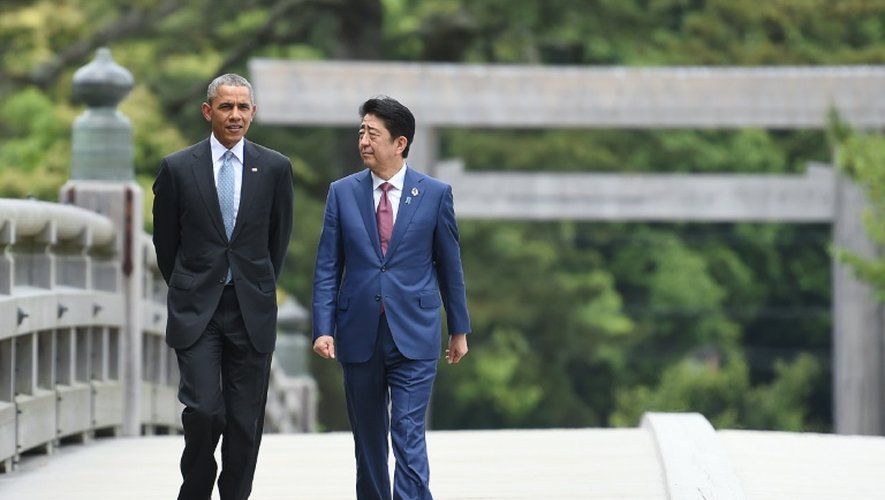 Le président américain Barack Obama (g) et le Premier ministre japonais Shinzo Abe, le 26 mai 2016 à Ise-Shima, au Japon