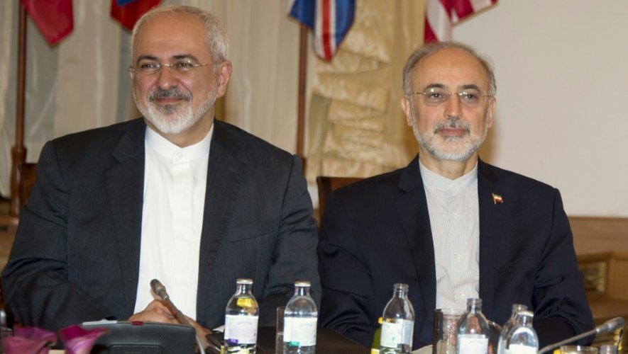 Le ministre iranien des Affaires étrangères Mohammad Javad Zarif et le chef de la délégation iranienne Ali Akbar Salehi  à la table des négociations le 6 avril 2015 à Vienne