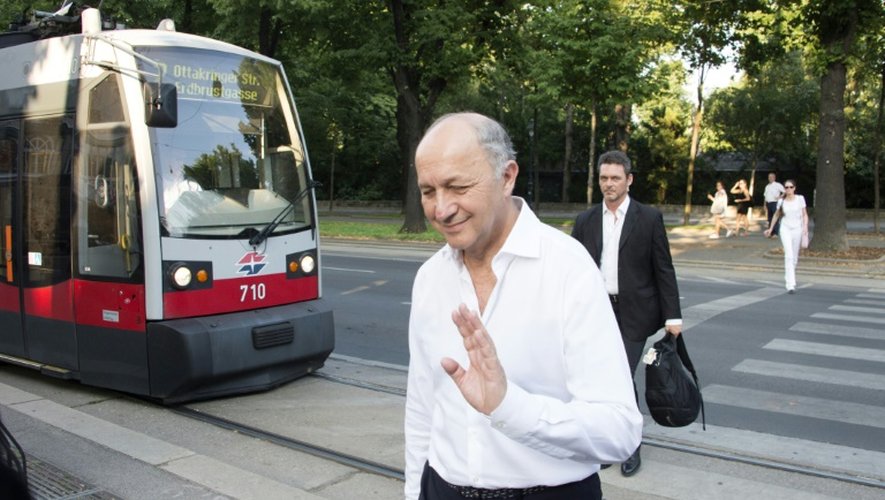 Le ministre français des Affaires étrangères Laurent Fabius fait une pause dans un parc viennois, le 6 juillet 2015