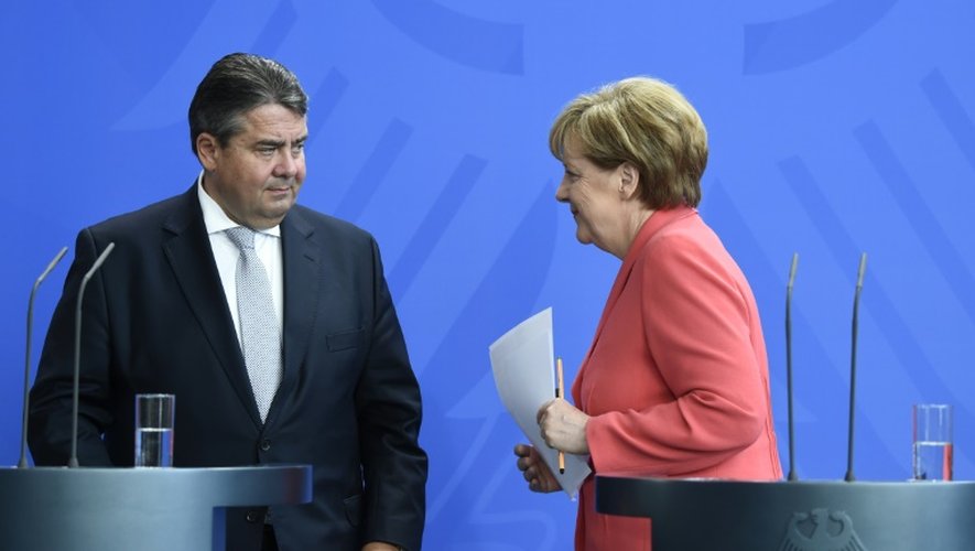 Le ministre allemand de l'Economie Sigmar Gabriel et la chancelière Angela Merkel à l'issue d'une conférence de presse le 29 juin 2015 à Berlin