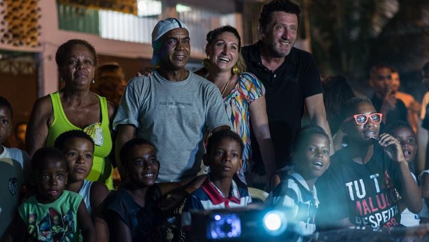 Le photographe brésilien Tony Barros (en haut 2e gauche) et le photographe de l'AFP Christophe Simon (en haut à droite) dans la favela la Cité de Dieu à Rio de Janeiro le 24 janvier 2014