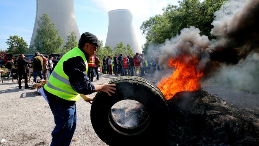 Des salariés bloquent l'accès à la centrale nucléaire de Nogent-sur-Marne le 26 mai 2016