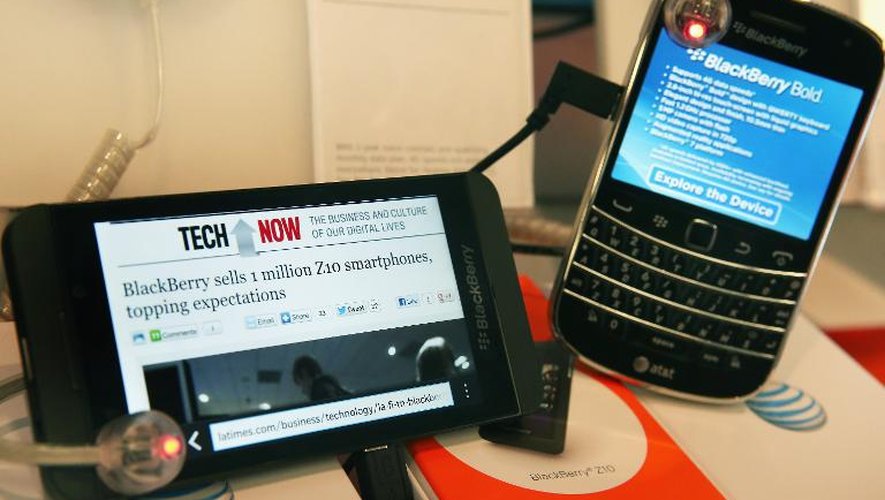 Deux modèles de BlackBerry présentés le 28 mars 2013 dans une boutique de Chicago