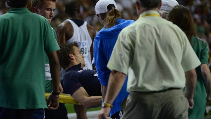 Le Français Christophe Lemaitre emporté sur une civière après s'être blessé au genou droit dans la finale du 100 m aux Mondiaux d'athlétisme à Moscou le 11 août 2013