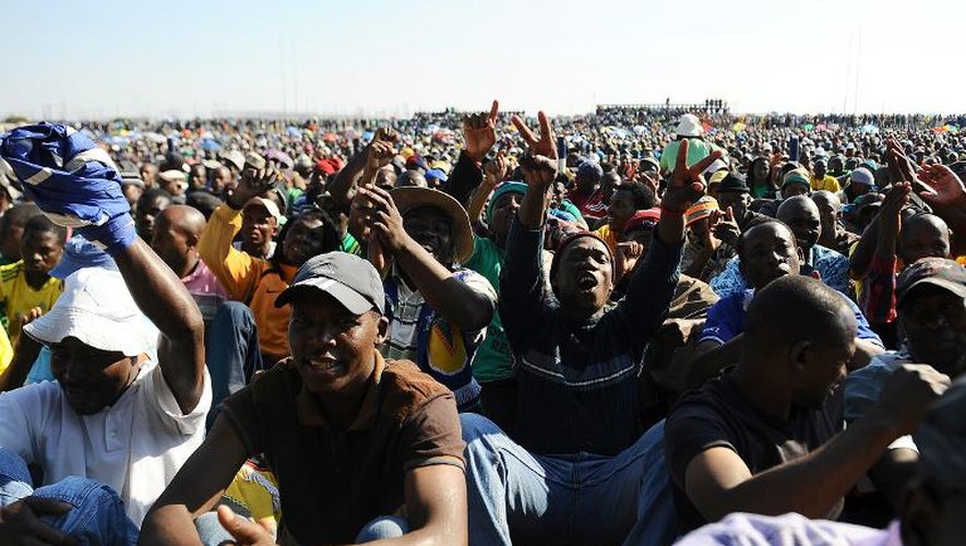 Des ouvriers en grêve, le 15 mai 2013, à Marikana, en Afrique du Sud