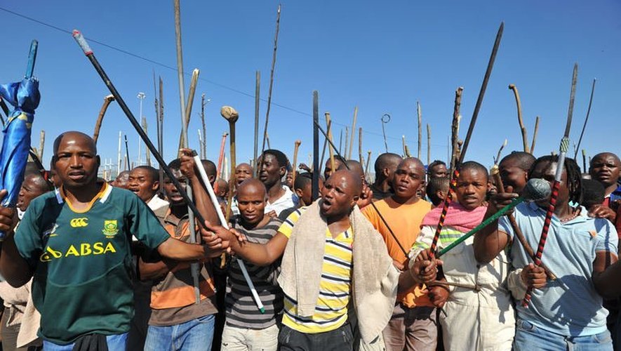 Des mineurs sud-africains en grève à Marikana le 10 septembre 2012