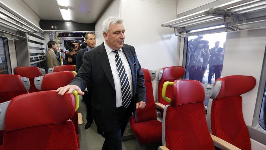 Le secrétaire d'État aux Transports, Frédéric Cuvillier, visite le nouveau TER Regiolis gare Montparnasse-Vaugirard à Paris le 29 avril 2014
