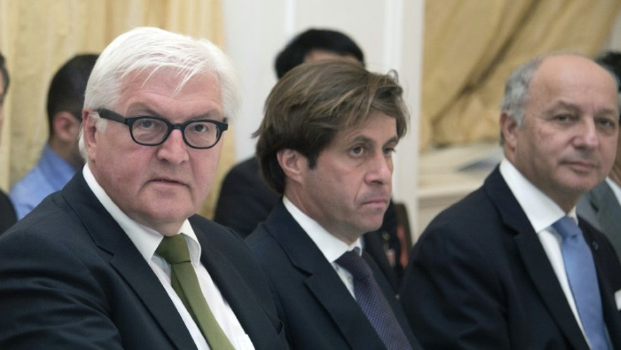 Le ministre allemand des Affaires étrangères Frank-Walter Steinmeier (g) et son homologue français Laurent Fabius autour de la table de négociations à Vienne sur le dossier iranien, le 6 juillet 2015