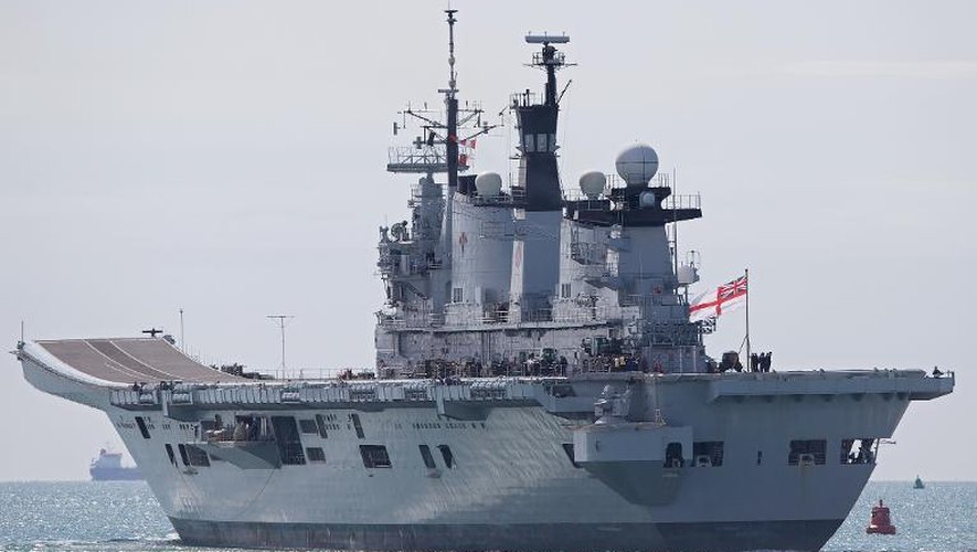 Un porte-hélicoptères de la marine britannique quitte Portsmouth en direction de Gibraltar, le 12 août 2013