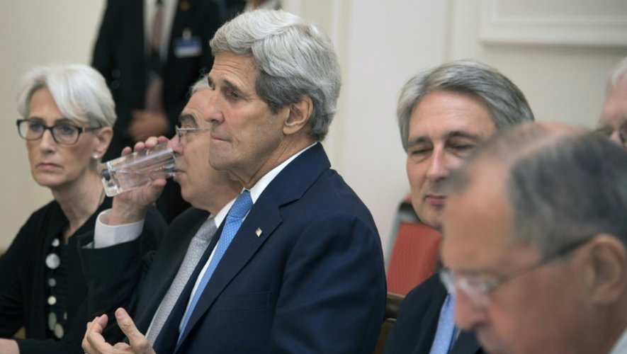 Le secrétaire d'Etat américain John Kerry (g), son collègue britannique Philip Hammond (l) et russe Sergei Lavrov (d) négocient le 6 juillet 2015 sur le dossier nucléaire iranien à Vienne