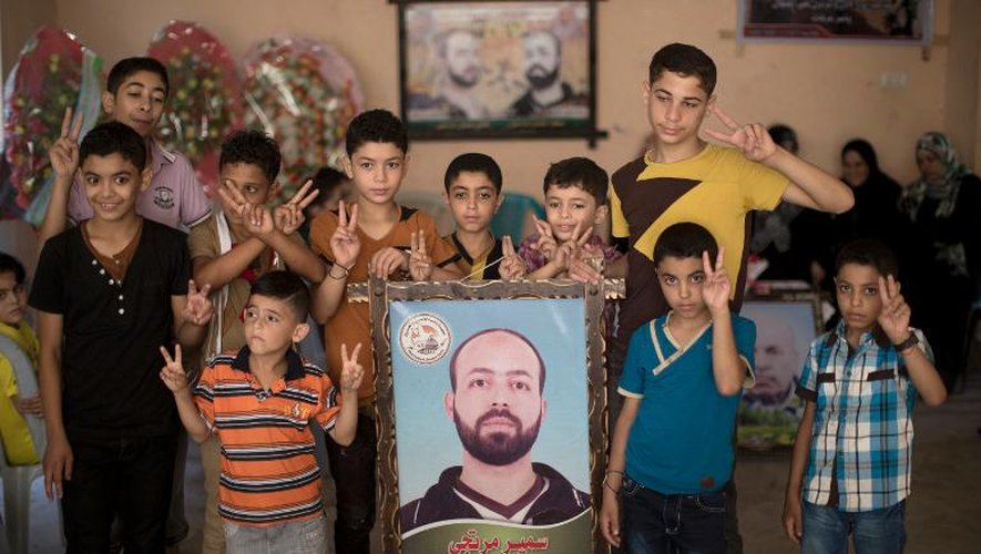 La joie de la famille du prisonnier palestinien Samir Murtaga après l'annonce de sa libération par le gouvernement israélien, le 12 août 2013 à Gaza