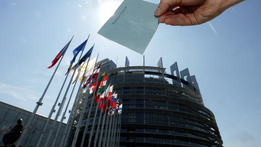 Une enveloppe destinée au  bulletin de vote présentée  le 08 juin 2004, devant le Parlement européen à Strasbourg