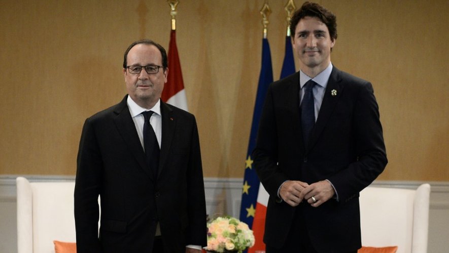 Le président François Hollande renocntre le Premier ministre canadien Justin Trudeau en marge du sommet du G7 à Shima à Japon le 26 mai 2016