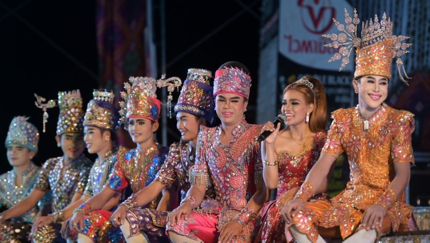 Des chanteurs de Mo Lam sur scène à Bangkok le 14 mai 2015 revêtus des costumes traditionnels