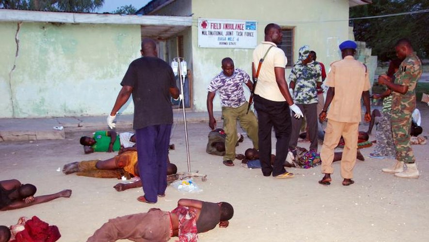 Une photo fournie le 28 juillet 2013 par l'armée nigériane montre des infirmiers portant secours à des habitants de Dawashe visés par des islamistes présumés