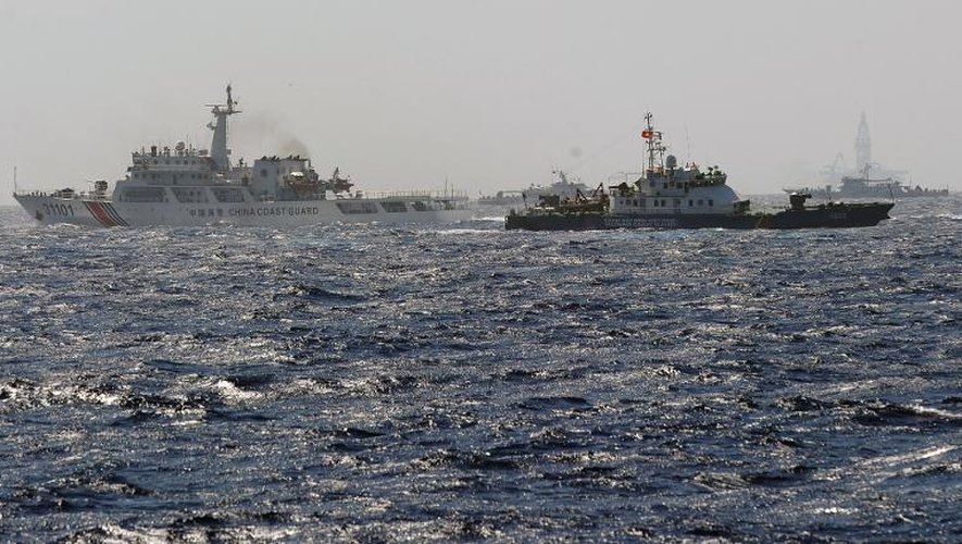 Un bateau garde-côte vietnamien au milieu de bateaux gardes-côte chinois le 14 mai 2014 en mer de Chine
