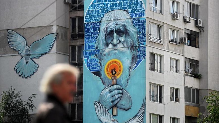 Une fresque dédiée à Grand-père Dobri couvre le mur d'un immeuble de 10 étages dans un quartier périphérique de Sofia, le 8 mai 2014