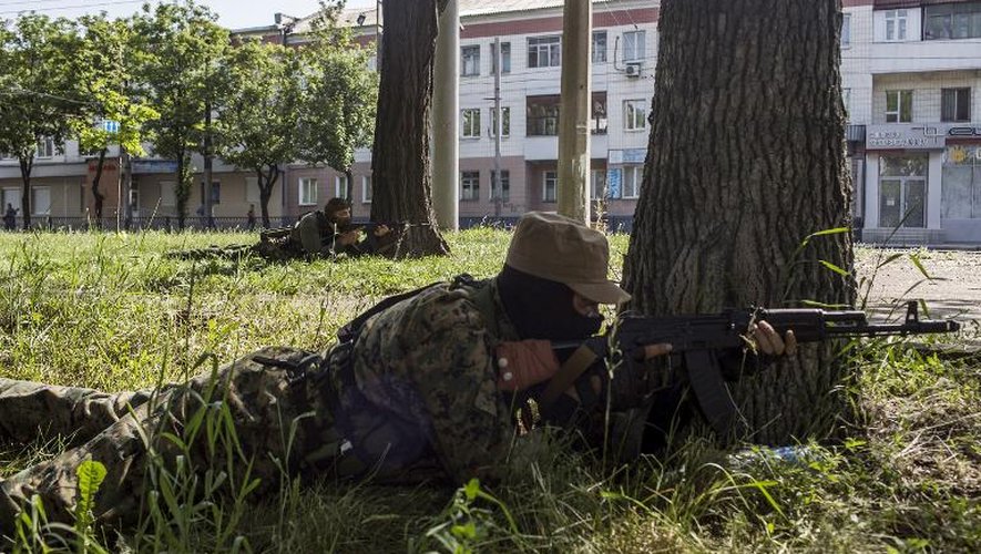 Un combattant pro-russe en position de tir lors de heurts contre les forces ukrainiennes près de l'aéroport de Donetsk le 26 mai 2014