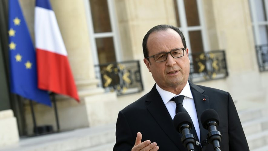 Le président François Hollande le 26 juin 2015 dans la cour de l'Elysée à Paris