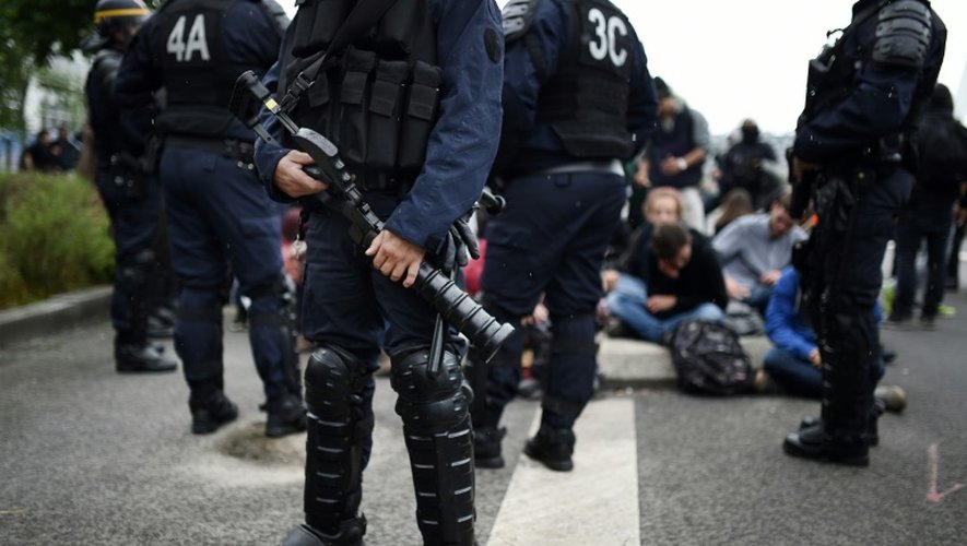 Des CRS encerclent des manifestants lors de la mobilisation contre la li travail à Nantes le 26 mai 2016